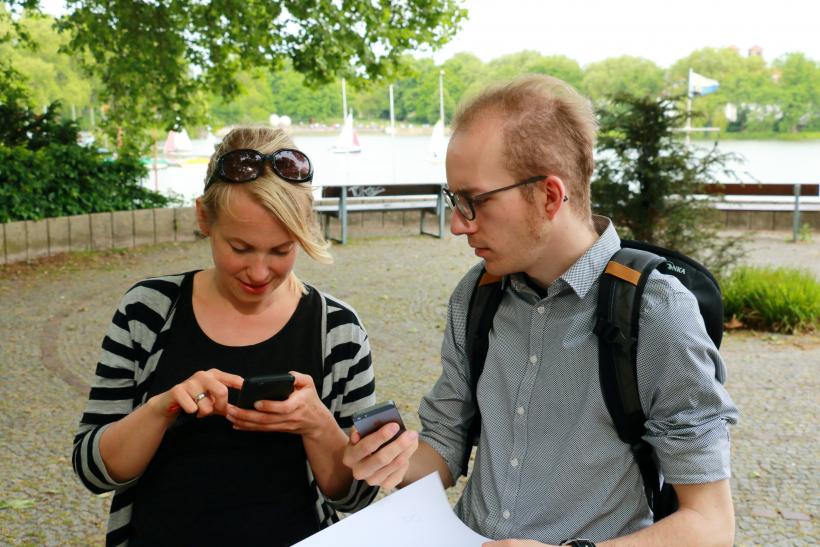Simone Mänteling und Lennart Bohmann bei der mathematischen Erkundung des Aasees in Münster per MathCityMap-App / Copyright: Wessendorf AFO WWU