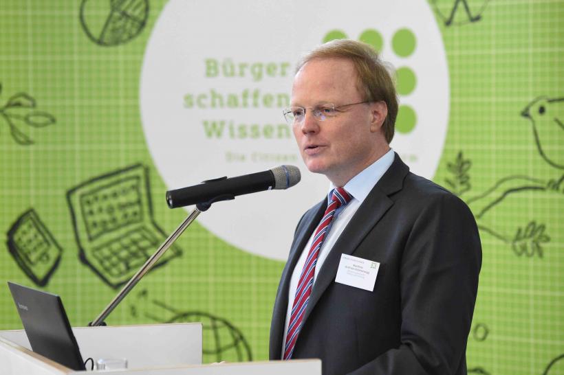 Matthias Graf von Kielmansegg, vom Bundesministerium für Bildung und Forschung, eröffnete mit seinem Impuls-Vortrag das Forum Citizen Science. Foto: Senckenberg