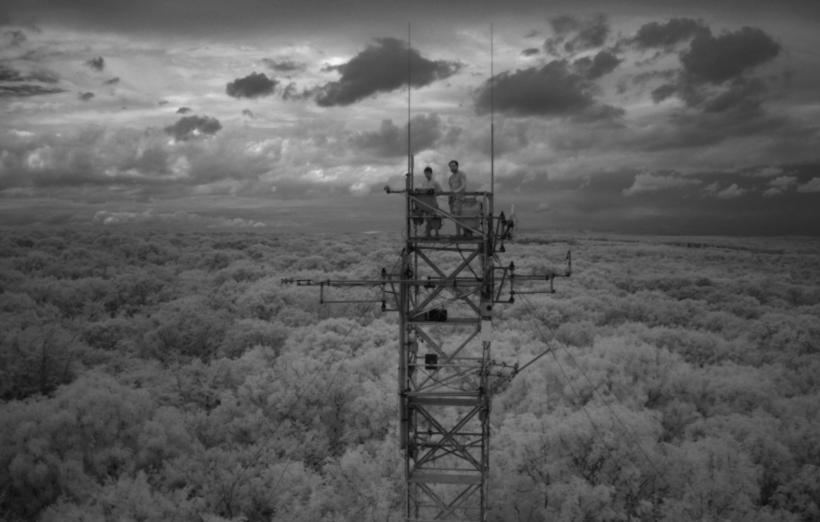 Zwei Wissenschaftler auf einem Turm fotografiert von einer Drohne